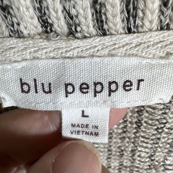 Blu Pepper Large Super Soft Gray And Cream Striped Short Sleeve Knit Top V-Neck - Picture 4 of 11